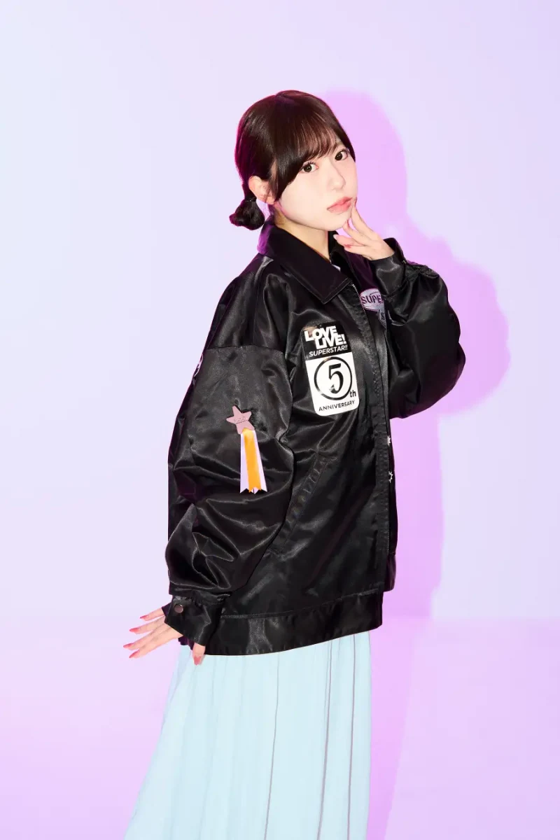성우 다테 사유리가 착용한 러브라이브 슈퍼스타 5주년 드리즐러 재킷 공식 사진